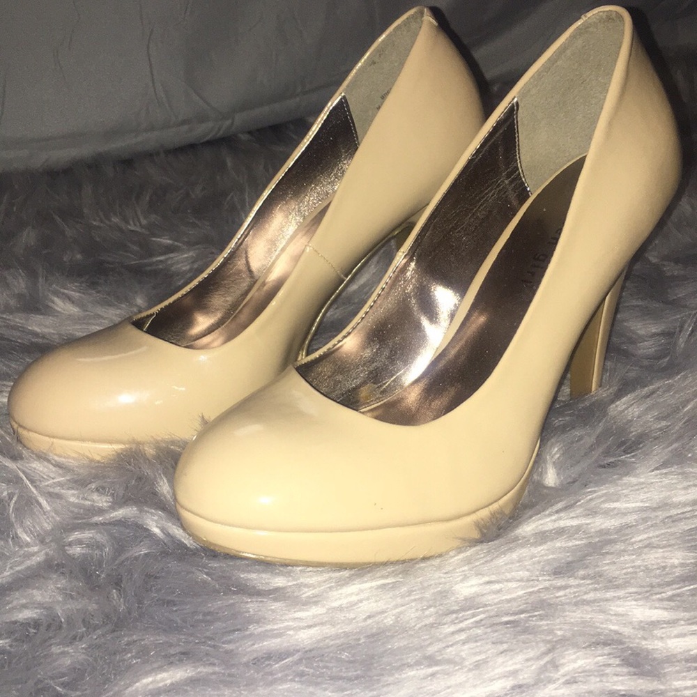 Women’s Tan Heels